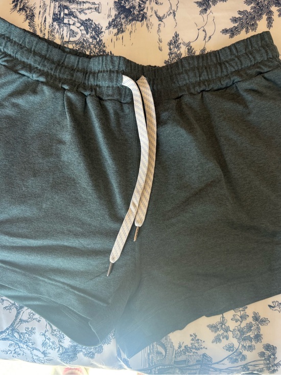 Vuori Pants - Vuori green Lounge Shorts with White Tag